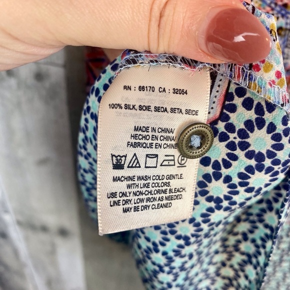 NWOT Anthropologie Maeve Sidney Silk Mosaic Button Back Top in Blue Combo Size 6 - Picture 6 of 9
